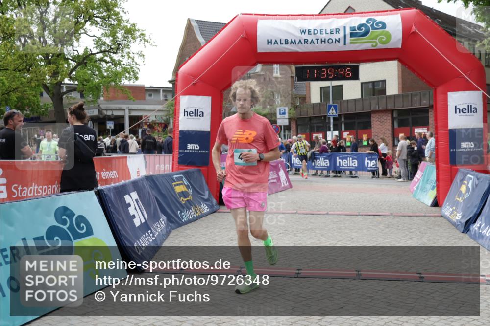 10.05.2026 - 8. Wedeler Halbmarathon Yannick Fuchs http://msf.ph/oto/9726348 10.05.2026 11:39:45 Ziel 402, 585, 844, 2011 meine-sportfotos.de
