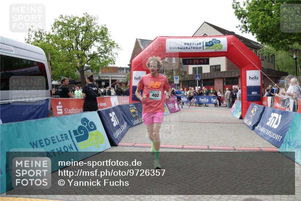 10.05.2026 - 8. Wedeler Halbmarathon Yannick Fuchs http://msf.ph/oto/9726357 10.05.2026 11:39:45 Ziel 402, 585, 844, 2011 meine-sportfotos.de