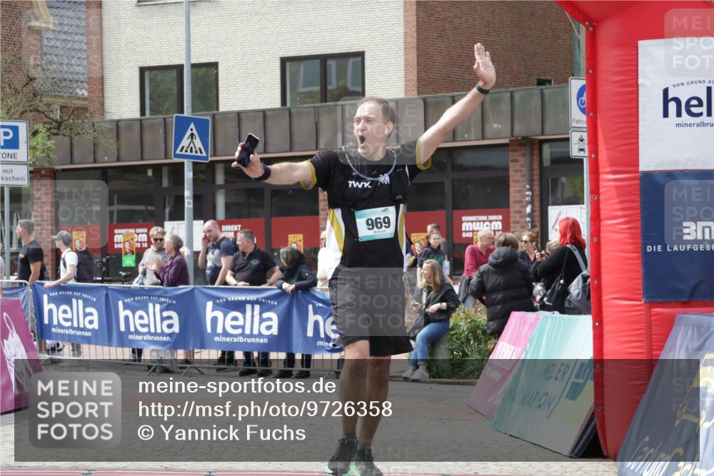 10.05.2026 - 8. Wedeler Halbmarathon Yannick Fuchs http://msf.ph/oto/9726358 10.05.2026 12:08:53 Ziel 431, 969 meine-sportfotos.de