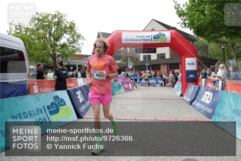 10.05.2026 - 8. Wedeler Halbmarathon Yannick Fuchs http://msf.ph/oto/9726366 10.05.2026 11:39:45 Ziel 402, 585, 844, 2011 meine-sportfotos.de