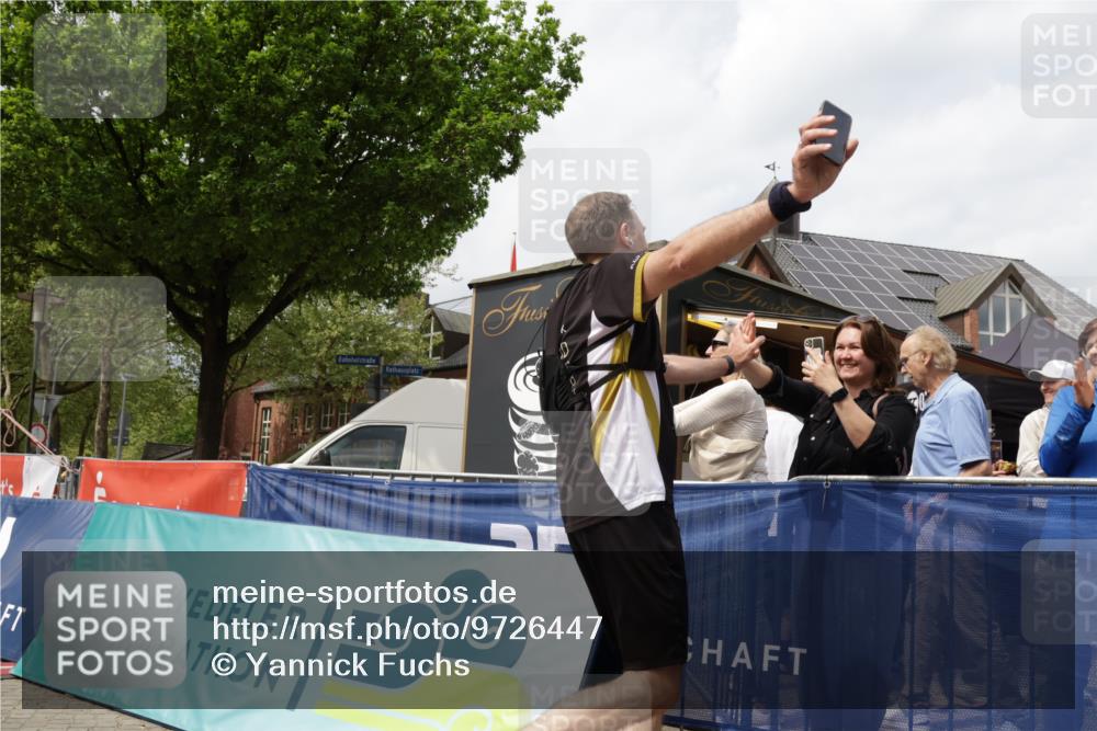 10.05.2026 - 8. Wedeler Halbmarathon Yannick Fuchs http://msf.ph/oto/9726447 10.05.2026 12:08:57 Ziel 309, 431, 969 meine-sportfotos.de