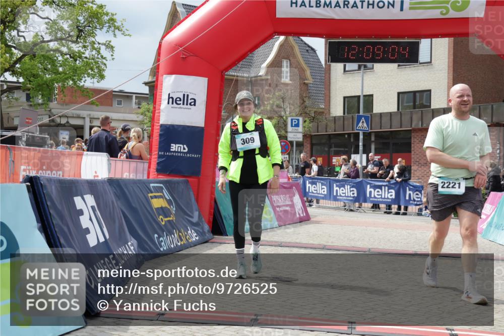 10.05.2026 - 8. Wedeler Halbmarathon Yannick Fuchs http://msf.ph/oto/9726525 10.05.2026 12:09:02 Ziel 132, 309, 483 meine-sportfotos.de