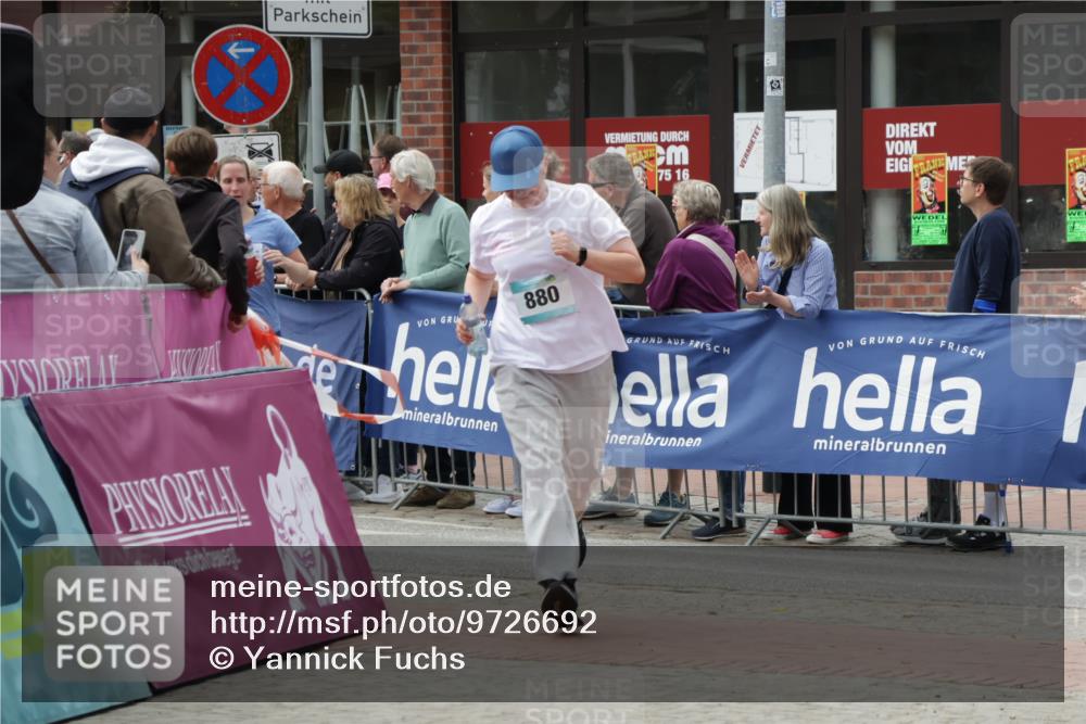 10.05.2026 - 8. Wedeler Halbmarathon Yannick Fuchs http://msf.ph/oto/9726692 10.05.2026 11:40:06 Ziel 217, 817, 864 meine-sportfotos.de