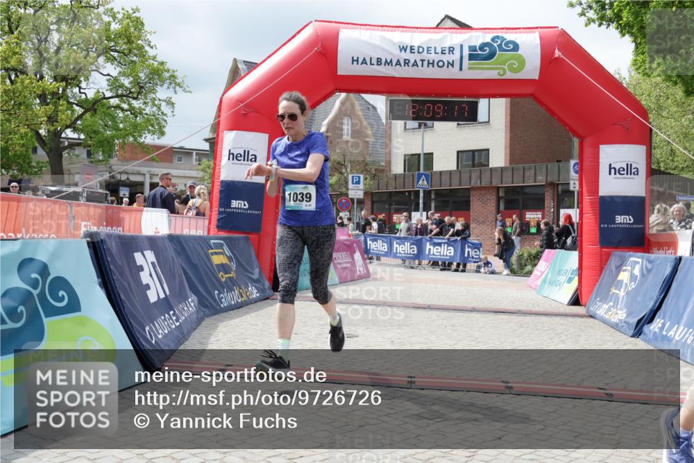 10.05.2026 - 8. Wedeler Halbmarathon Yannick Fuchs http://msf.ph/oto/9726726 10.05.2026 12:09:15 Ziel 164, 165, 247, 255, 762, 1039 meine-sportfotos.de