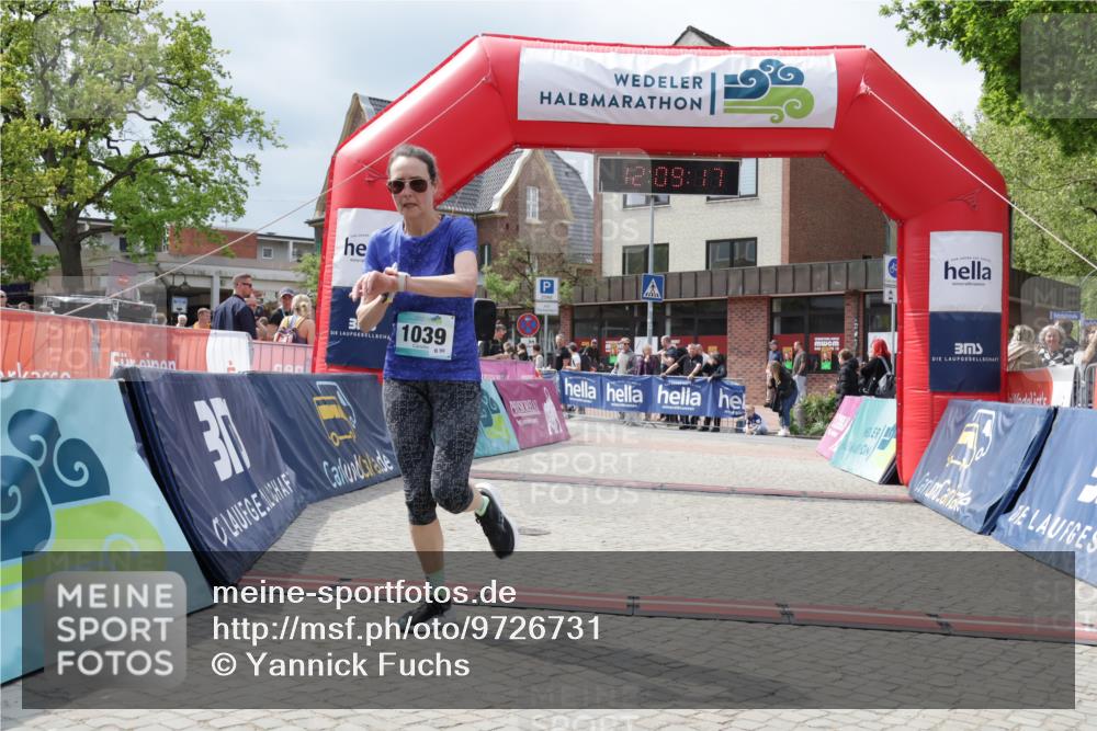10.05.2026 - 8. Wedeler Halbmarathon Yannick Fuchs http://msf.ph/oto/9726731 10.05.2026 12:09:16 Ziel 164, 165, 247, 762, 1039 meine-sportfotos.de