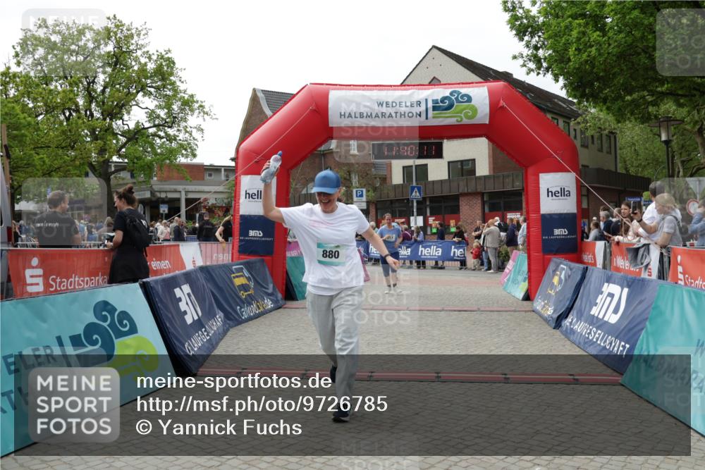 10.05.2026 - 8. Wedeler Halbmarathon Yannick Fuchs http://msf.ph/oto/9726785 10.05.2026 11:40:10 Ziel 275, 628, 817 meine-sportfotos.de
