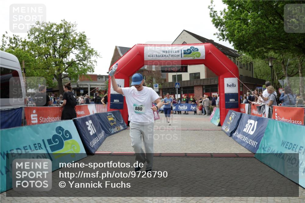 10.05.2026 - 8. Wedeler Halbmarathon Yannick Fuchs http://msf.ph/oto/9726790 10.05.2026 11:40:10 Ziel 275, 628, 817 meine-sportfotos.de