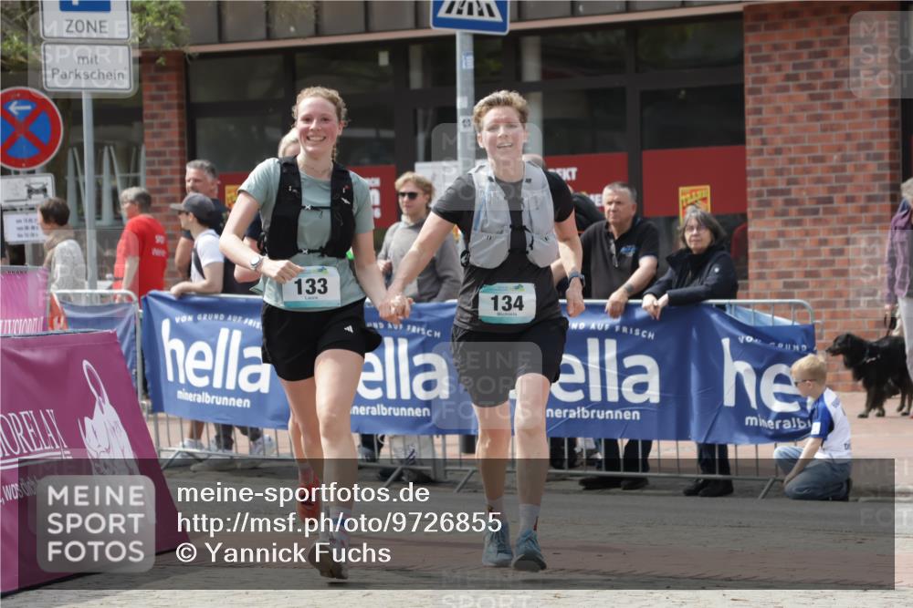 10.05.2026 - 8. Wedeler Halbmarathon Yannick Fuchs http://msf.ph/oto/9726855 10.05.2026 12:09:51 Ziel 133, 134, 208 meine-sportfotos.de