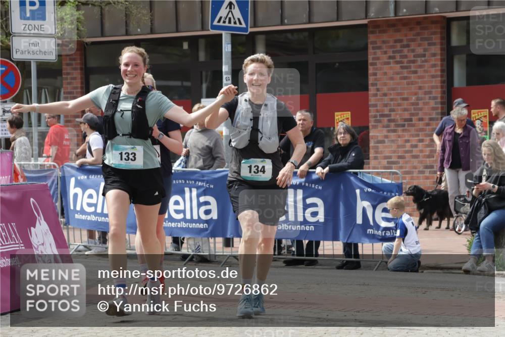 10.05.2026 - 8. Wedeler Halbmarathon Yannick Fuchs http://msf.ph/oto/9726862 10.05.2026 12:09:51 Ziel 133, 134, 208 meine-sportfotos.de