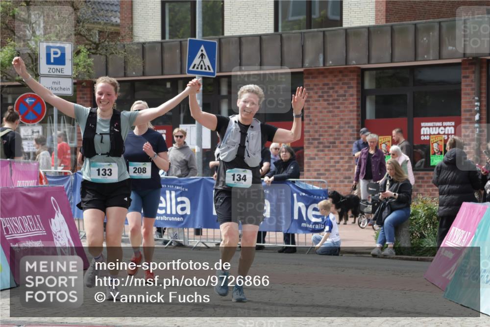 10.05.2026 - 8. Wedeler Halbmarathon Yannick Fuchs http://msf.ph/oto/9726866 10.05.2026 12:09:52 Ziel 133, 134, 208 meine-sportfotos.de