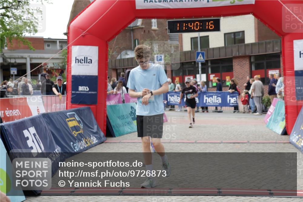 10.05.2026 - 8. Wedeler Halbmarathon Yannick Fuchs http://msf.ph/oto/9726873 10.05.2026 11:40:14 Ziel 275, 628, 817, 1029 meine-sportfotos.de