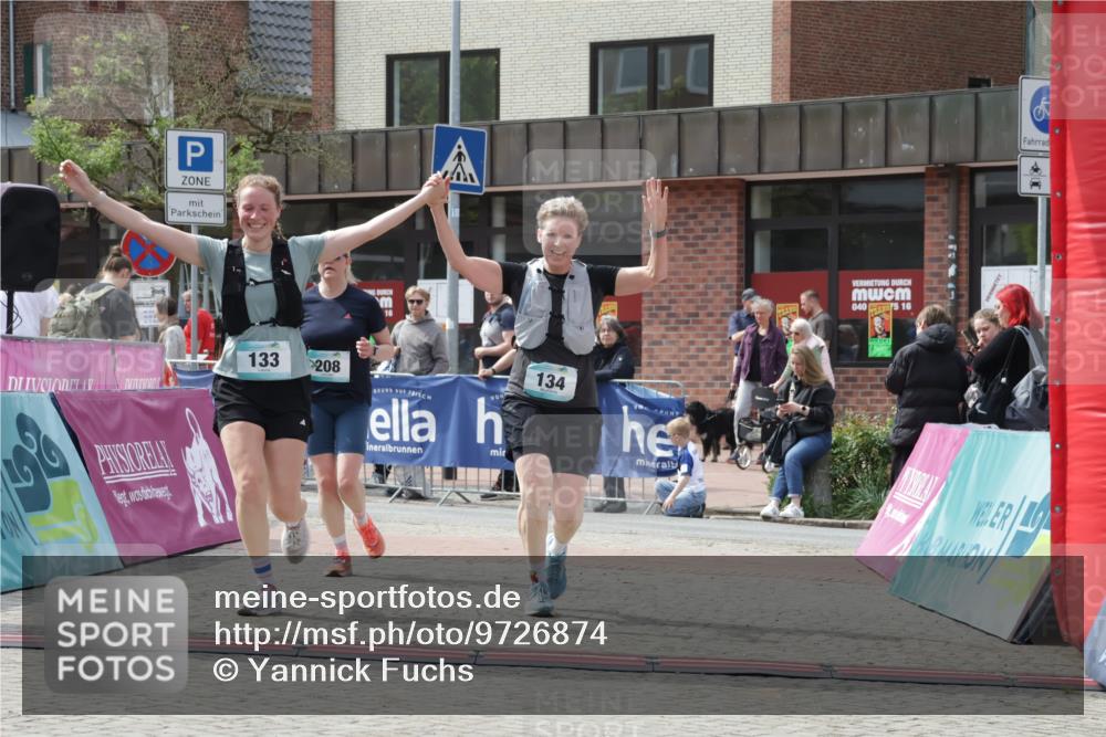 10.05.2026 - 8. Wedeler Halbmarathon Yannick Fuchs http://msf.ph/oto/9726874 10.05.2026 12:09:52 Ziel 133, 134, 208 meine-sportfotos.de