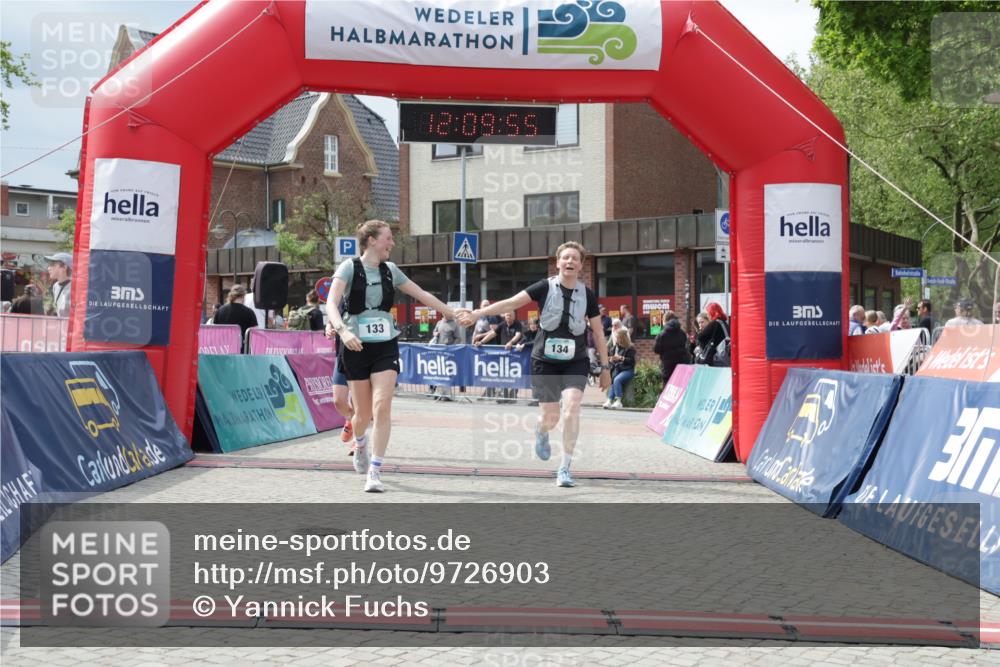 10.05.2026 - 8. Wedeler Halbmarathon Yannick Fuchs http://msf.ph/oto/9726903 10.05.2026 12:09:53 Ziel 133, 134, 208 meine-sportfotos.de