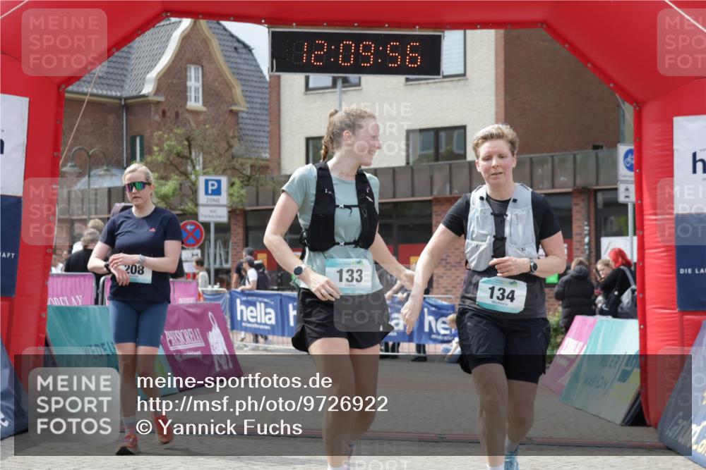 10.05.2026 - 8. Wedeler Halbmarathon Yannick Fuchs http://msf.ph/oto/9726922 10.05.2026 12:09:55 Ziel 133, 134, 208 meine-sportfotos.de