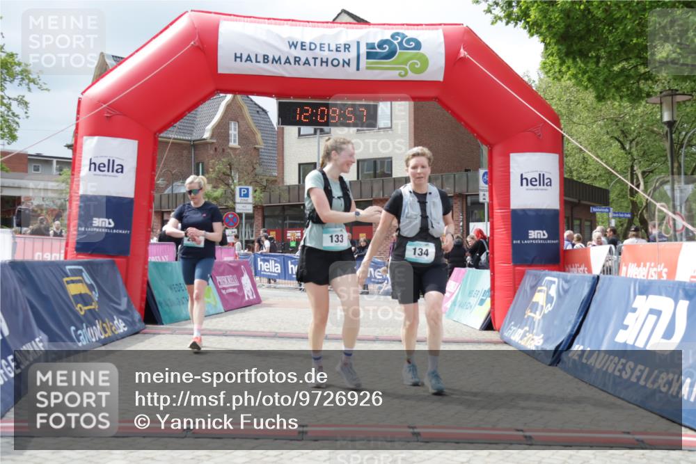 10.05.2026 - 8. Wedeler Halbmarathon Yannick Fuchs http://msf.ph/oto/9726926 10.05.2026 12:09:55 Ziel 133, 134, 208 meine-sportfotos.de