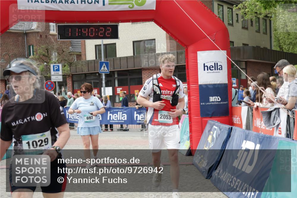 10.05.2026 - 8. Wedeler Halbmarathon Yannick Fuchs http://msf.ph/oto/9726942 10.05.2026 11:40:20 Ziel 592, 697, 1029, 2053 meine-sportfotos.de