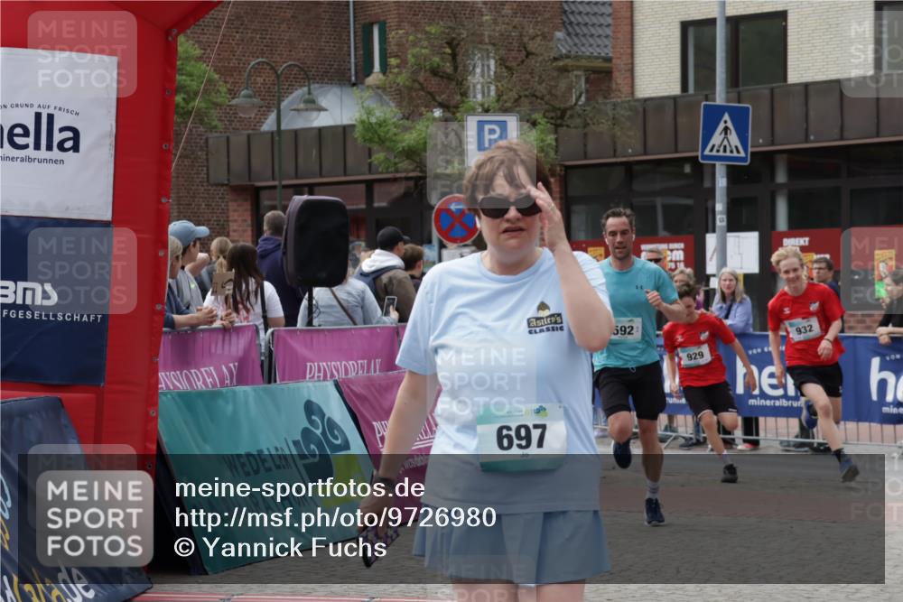 10.05.2026 - 8. Wedeler Halbmarathon Yannick Fuchs http://msf.ph/oto/9726980 10.05.2026 11:40:23 Ziel 592, 593, 697, 929, 932, 2053 meine-sportfotos.de