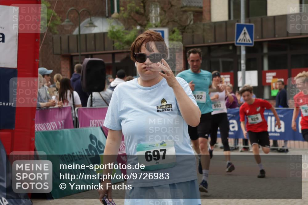 10.05.2026 - 8. Wedeler Halbmarathon Yannick Fuchs http://msf.ph/oto/9726983 10.05.2026 11:40:24 Ziel 592, 593, 697, 929, 932, 975, 2053 meine-sportfotos.de