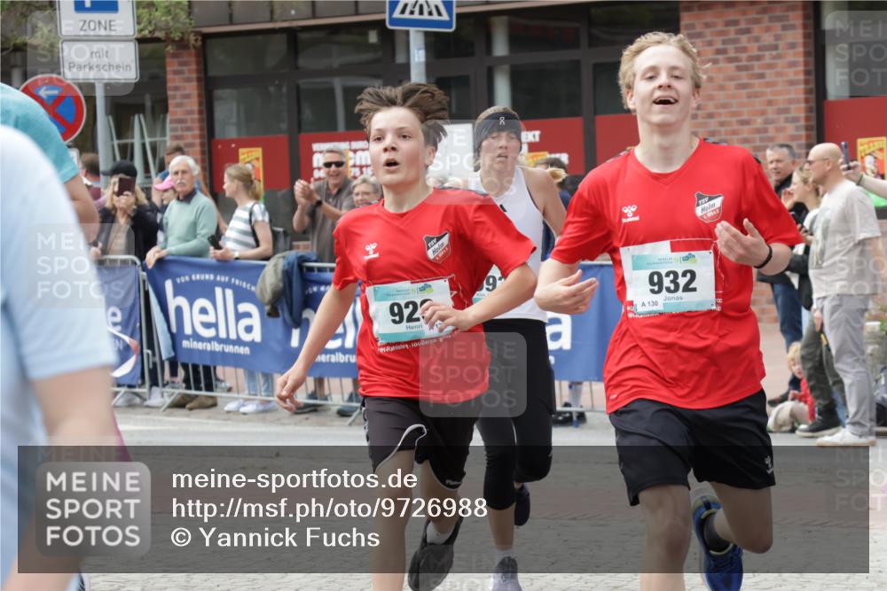 10.05.2026 - 8. Wedeler Halbmarathon Yannick Fuchs http://msf.ph/oto/9726988 10.05.2026 11:40:25 Ziel 592, 593, 697, 929, 932, 975, 2053 meine-sportfotos.de