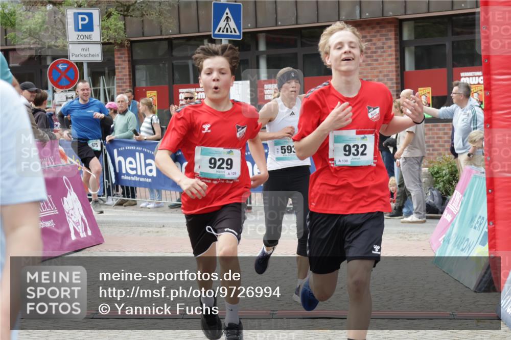 10.05.2026 - 8. Wedeler Halbmarathon Yannick Fuchs http://msf.ph/oto/9726994 10.05.2026 11:40:25 Ziel 592, 593, 697, 929, 932, 975, 2053 meine-sportfotos.de