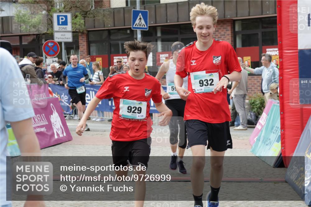 10.05.2026 - 8. Wedeler Halbmarathon Yannick Fuchs http://msf.ph/oto/9726999 10.05.2026 11:40:25 Ziel 592, 593, 697, 929, 932, 975, 2053 meine-sportfotos.de
