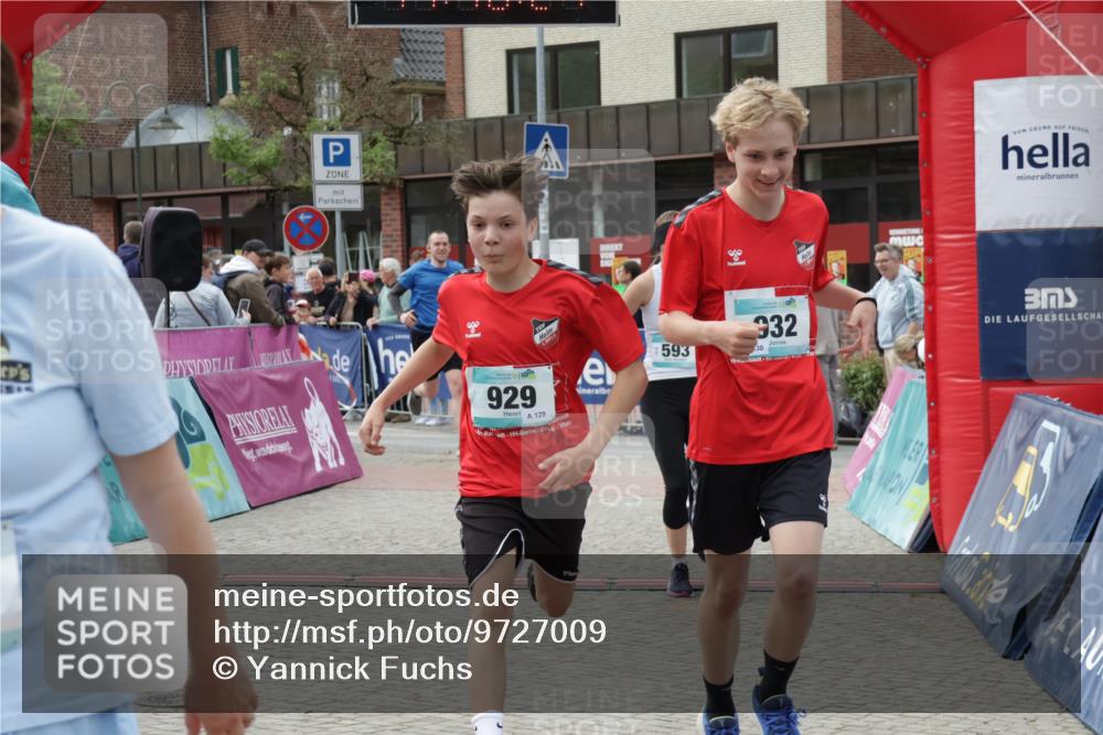 10.05.2026 - 8. Wedeler Halbmarathon Yannick Fuchs http://msf.ph/oto/9727009 10.05.2026 11:40:26 Ziel 592, 593, 697, 929, 932, 975 meine-sportfotos.de