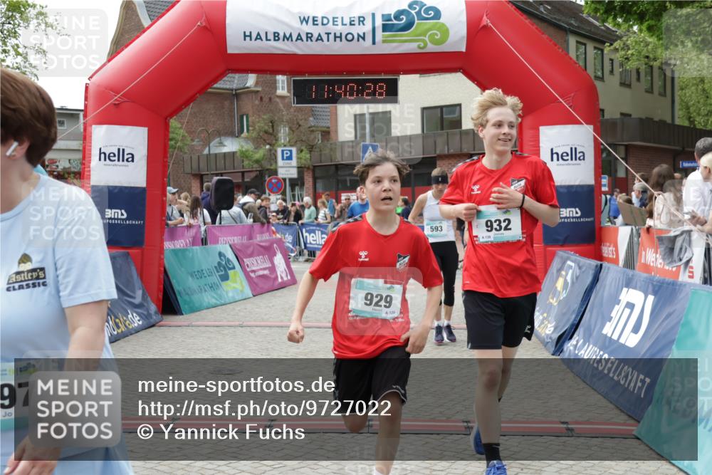 10.05.2026 - 8. Wedeler Halbmarathon Yannick Fuchs http://msf.ph/oto/9727022 10.05.2026 11:40:26 Ziel 592, 593, 697, 929, 932, 975 meine-sportfotos.de
