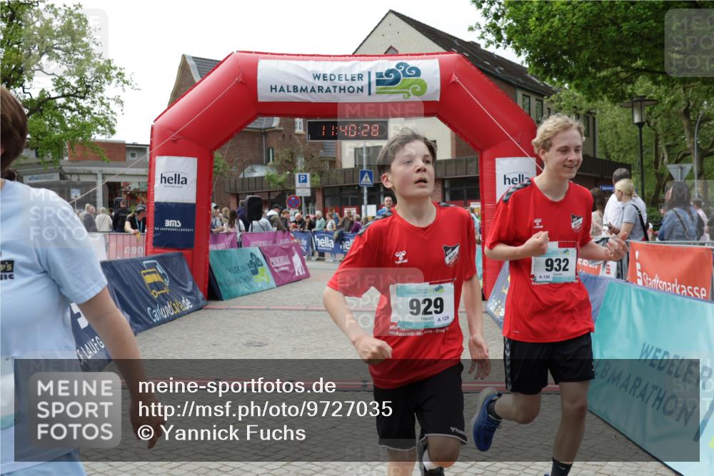 10.05.2026 - 8. Wedeler Halbmarathon Yannick Fuchs http://msf.ph/oto/9727035 10.05.2026 11:40:26 Ziel 592, 593, 697, 929, 932, 975 meine-sportfotos.de