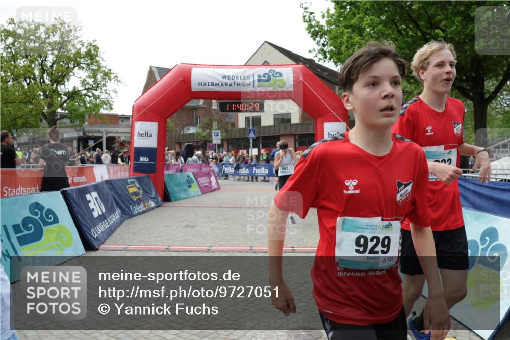 10.05.2026 - 8. Wedeler Halbmarathon Yannick Fuchs http://msf.ph/oto/9727051 10.05.2026 11:40:27 Ziel 592, 593, 929, 932, 975 meine-sportfotos.de