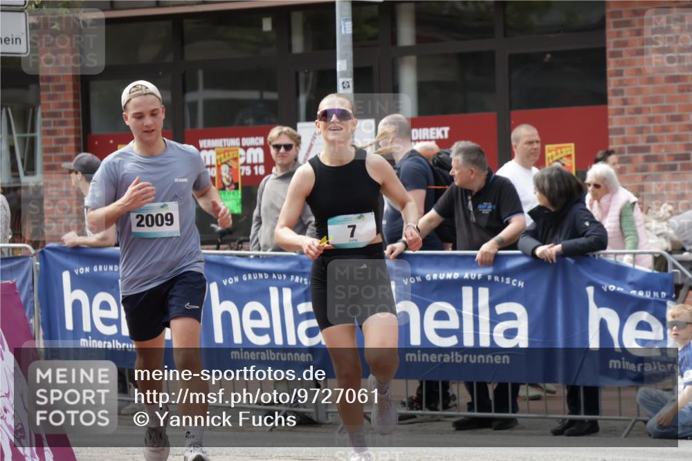 10.05.2026 - 8. Wedeler Halbmarathon Yannick Fuchs http://msf.ph/oto/9727061 10.05.2026 12:10:07 Ziel 7, 2009, 2018 meine-sportfotos.de
