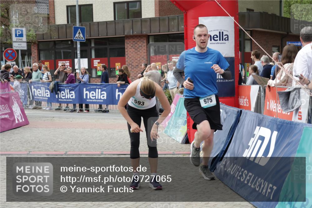 10.05.2026 - 8. Wedeler Halbmarathon Yannick Fuchs http://msf.ph/oto/9727065 10.05.2026 11:40:29 Ziel 592, 593, 929, 932, 975 meine-sportfotos.de