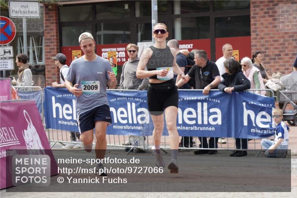 10.05.2026 - 8. Wedeler Halbmarathon Yannick Fuchs http://msf.ph/oto/9727066 10.05.2026 12:10:07 Ziel 7, 2009, 2018 meine-sportfotos.de