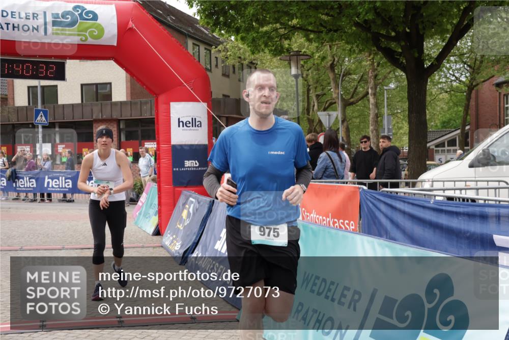 10.05.2026 - 8. Wedeler Halbmarathon Yannick Fuchs http://msf.ph/oto/9727073 10.05.2026 11:40:30 Ziel 592, 593, 929, 932, 975 meine-sportfotos.de