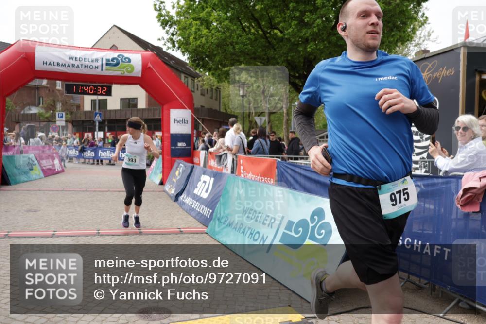 10.05.2026 - 8. Wedeler Halbmarathon Yannick Fuchs http://msf.ph/oto/9727091 10.05.2026 11:40:30 Ziel 592, 593, 929, 932, 975 meine-sportfotos.de