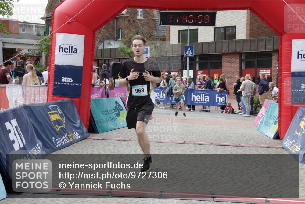 10.05.2026 - 8. Wedeler Halbmarathon Yannick Fuchs http://msf.ph/oto/9727306 10.05.2026 11:40:58 Ziel 957, 968, 2190 meine-sportfotos.de