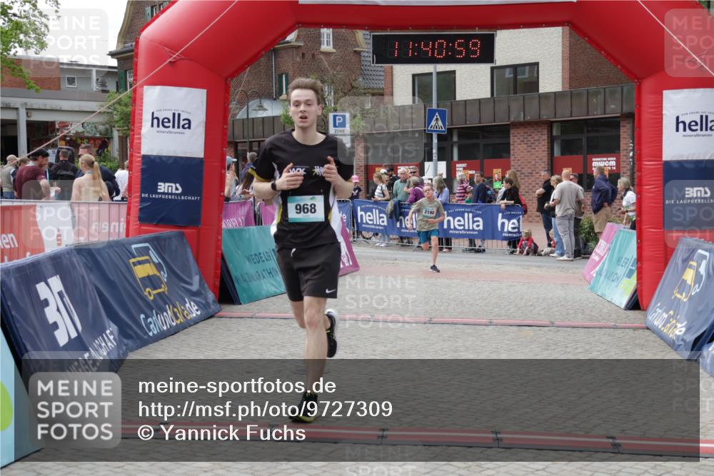 10.05.2026 - 8. Wedeler Halbmarathon Yannick Fuchs http://msf.ph/oto/9727309 10.05.2026 11:40:58 Ziel 957, 968, 2190 meine-sportfotos.de