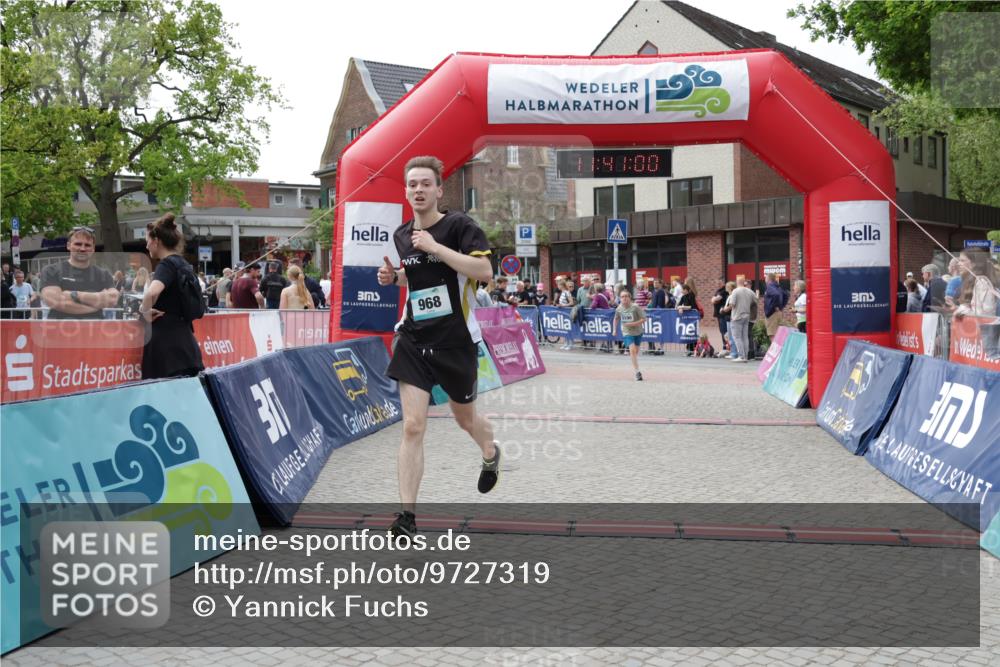 10.05.2026 - 8. Wedeler Halbmarathon Yannick Fuchs http://msf.ph/oto/9727319 10.05.2026 11:40:58 Ziel 957, 968, 2190 meine-sportfotos.de
