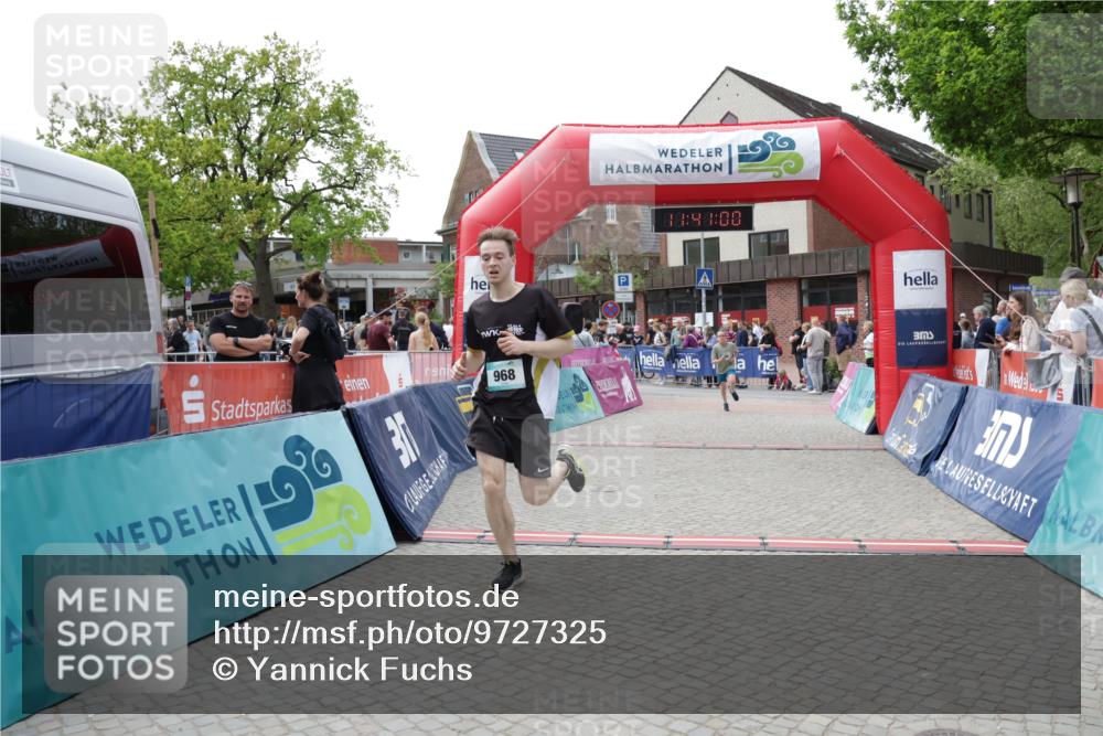 10.05.2026 - 8. Wedeler Halbmarathon Yannick Fuchs http://msf.ph/oto/9727325 10.05.2026 11:40:58 Ziel 957, 968, 2190 meine-sportfotos.de