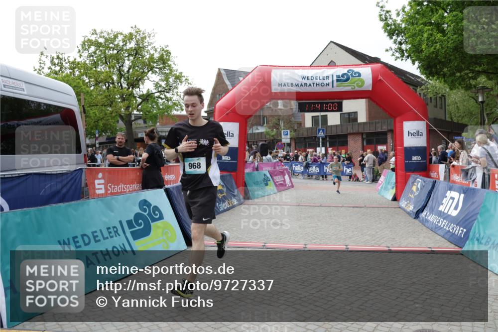10.05.2026 - 8. Wedeler Halbmarathon Yannick Fuchs http://msf.ph/oto/9727337 10.05.2026 11:40:59 Ziel 679, 968, 2190 meine-sportfotos.de