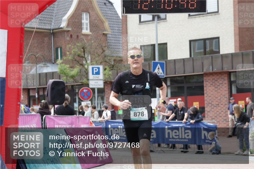 10.05.2026 - 8. Wedeler Halbmarathon Yannick Fuchs http://msf.ph/oto/9727468 10.05.2026 12:10:47 Ziel 878 meine-sportfotos.de