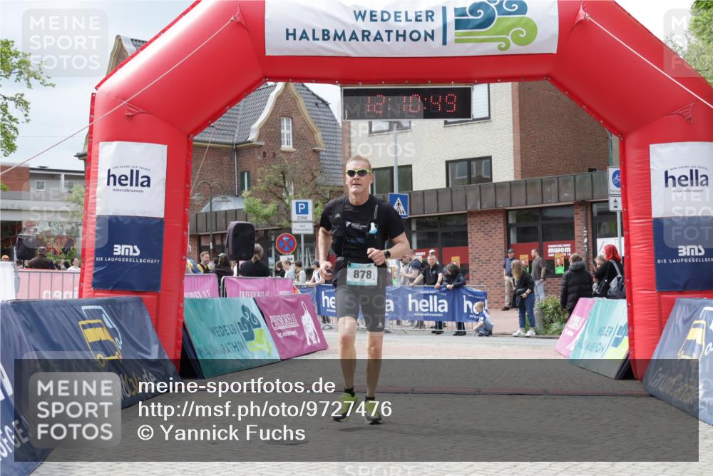 10.05.2026 - 8. Wedeler Halbmarathon Yannick Fuchs http://msf.ph/oto/9727476 10.05.2026 12:10:47 Ziel 878 meine-sportfotos.de