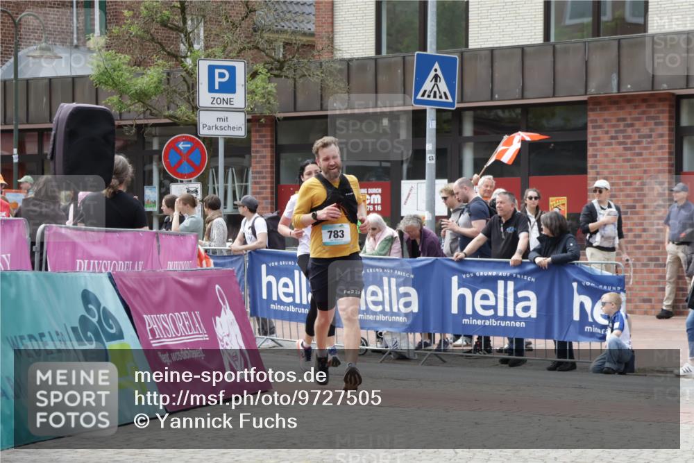 10.05.2026 - 8. Wedeler Halbmarathon Yannick Fuchs http://msf.ph/oto/9727505 10.05.2026 12:10:50 Ziel 8, 553, 783, 878 meine-sportfotos.de