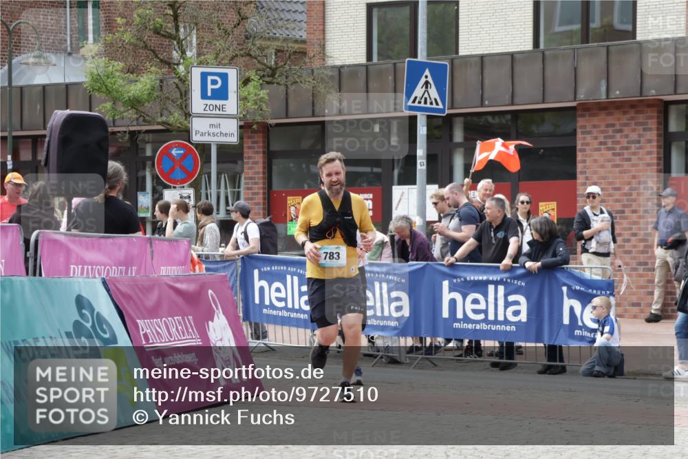 10.05.2026 - 8. Wedeler Halbmarathon Yannick Fuchs http://msf.ph/oto/9727510 10.05.2026 12:10:50 Ziel 8, 553, 783, 878 meine-sportfotos.de