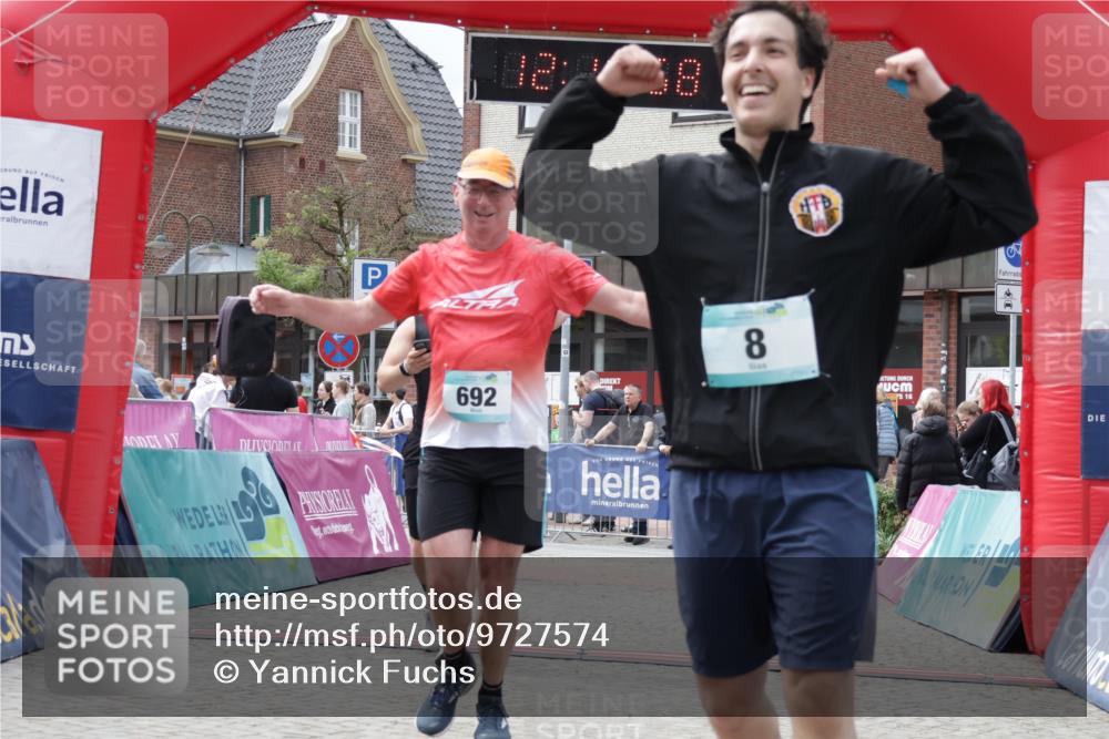 10.05.2026 - 8. Wedeler Halbmarathon Yannick Fuchs http://msf.ph/oto/9727574 10.05.2026 12:10:56 Ziel 8, 200, 553, 692, 783, 1026 meine-sportfotos.de