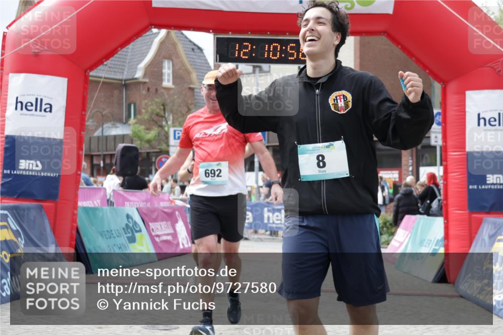 10.05.2026 - 8. Wedeler Halbmarathon Yannick Fuchs http://msf.ph/oto/9727580 10.05.2026 12:10:56 Ziel 8, 200, 553, 692, 783, 1026 meine-sportfotos.de