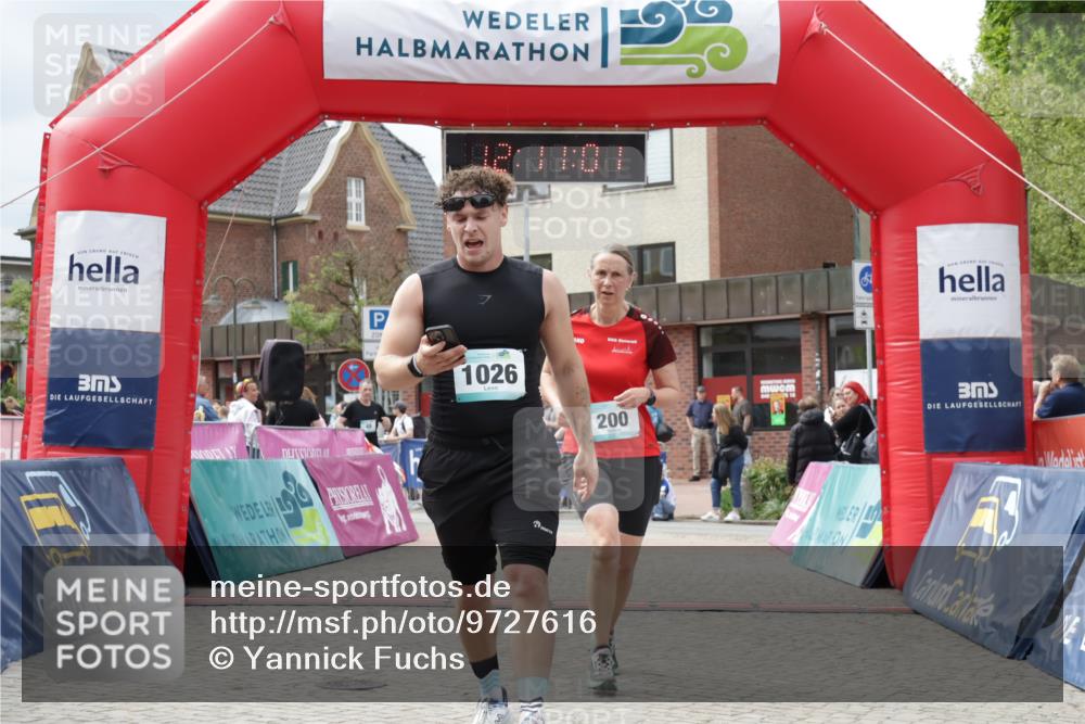 10.05.2026 - 8. Wedeler Halbmarathon Yannick Fuchs http://msf.ph/oto/9727616 10.05.2026 12:10:59 Ziel 8, 48, 200, 692, 1026 meine-sportfotos.de