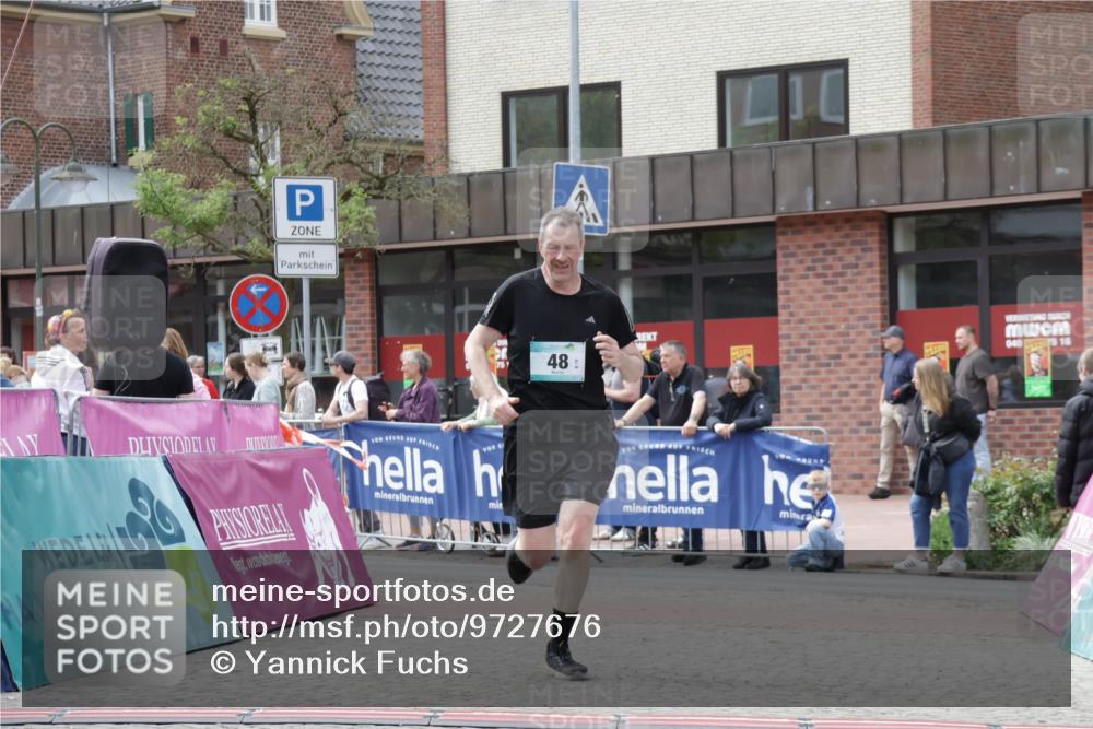 10.05.2026 - 8. Wedeler Halbmarathon Yannick Fuchs http://msf.ph/oto/9727676 10.05.2026 12:11:02 Ziel 48, 200, 1026 meine-sportfotos.de