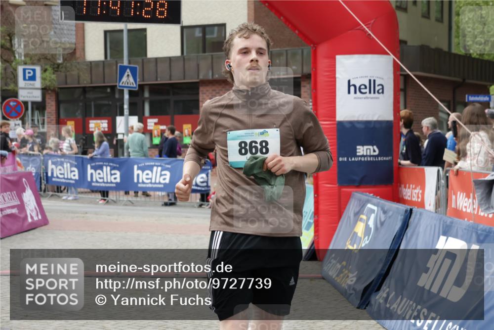 10.05.2026 - 8. Wedeler Halbmarathon Yannick Fuchs http://msf.ph/oto/9727739 10.05.2026 11:41:26 Ziel 54, 868 meine-sportfotos.de