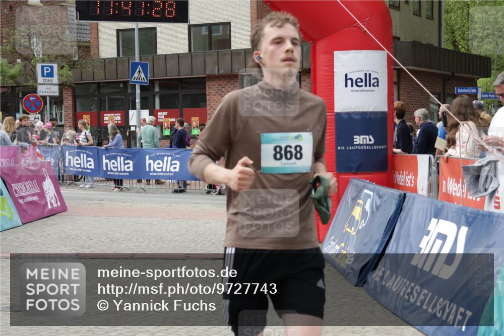 10.05.2026 - 8. Wedeler Halbmarathon Yannick Fuchs http://msf.ph/oto/9727743 10.05.2026 11:41:26 Ziel 54, 868 meine-sportfotos.de