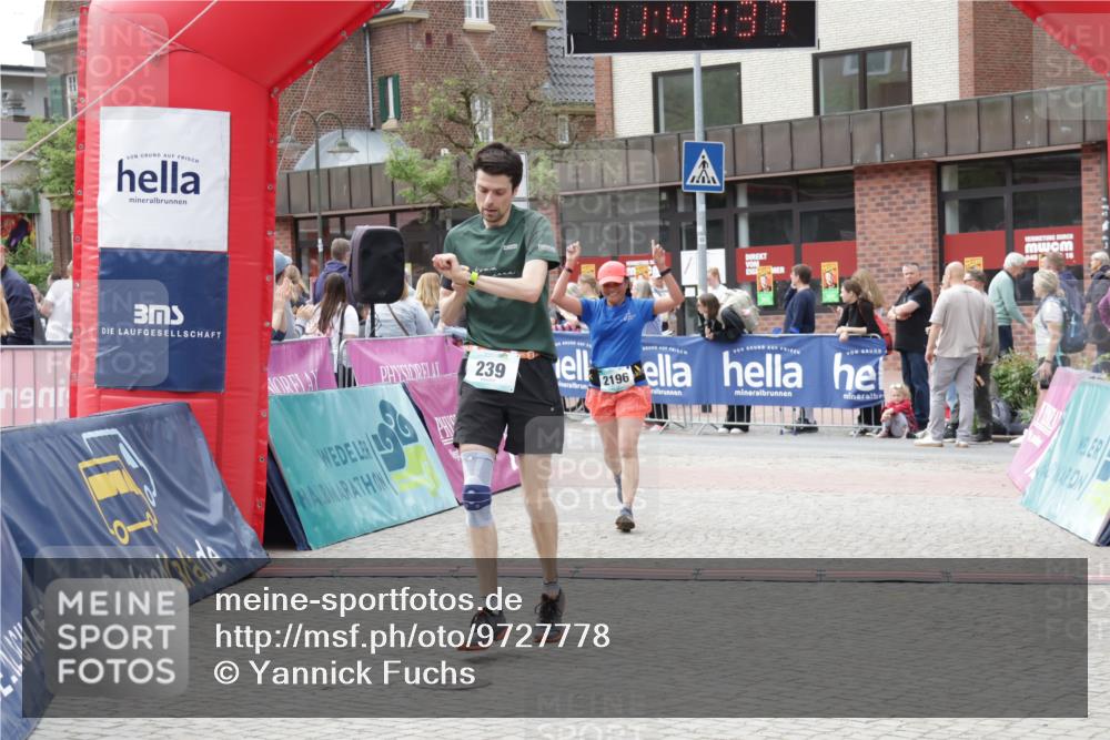 10.05.2026 - 8. Wedeler Halbmarathon Yannick Fuchs http://msf.ph/oto/9727778 10.05.2026 11:41:35 Ziel 239, 812, 2196 meine-sportfotos.de